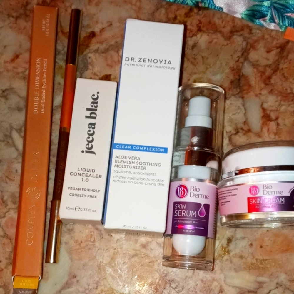 Make up eye liner, liquid concealer, moisturizer bio deme serum skin cream